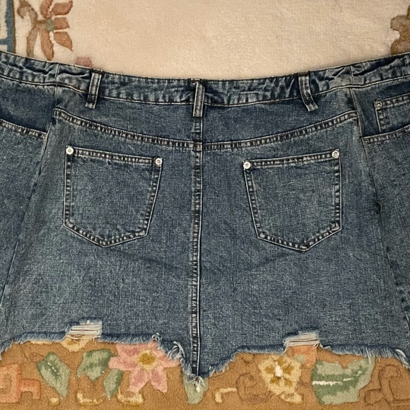 Fashion Nova Denim Skirt with vertical zipper. Size (M) Medium - Picture 7 of 13